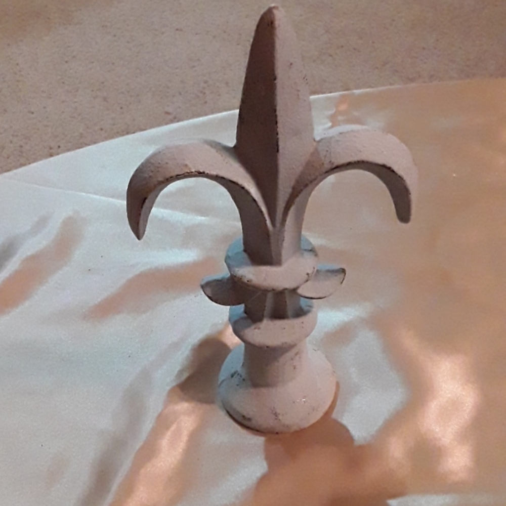 Cast iron fleur de lis accent piece